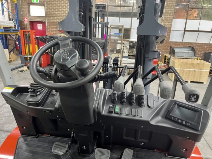 HELI CPCD50-M4G3 – 5.0T Diesel Forklift 3 Stage 4.5m Mast - Image 2