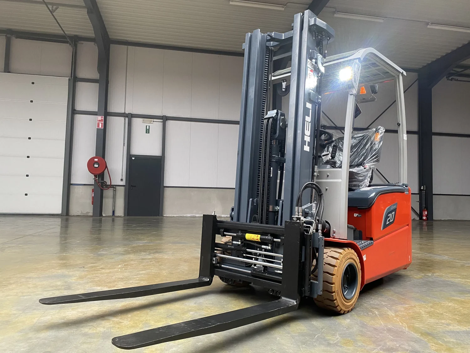 HELI CPD20SQ-A6LIG3-S – 2T 3 Wheel Electric Forklift 3 Stage 6.0m Mast